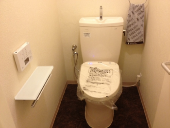 新しい便器が設置されました。以前のものよりコンパクトになり、空間が広々使えるようになりました。ウォシュレットタイプで機能性も抜群です。