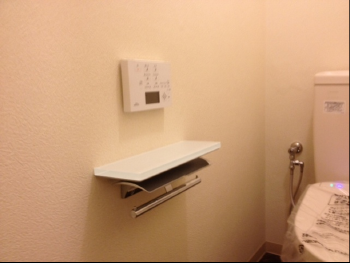 壁もきれいに張り替えられました。トイレ内には、小さな手洗いも設置しました。